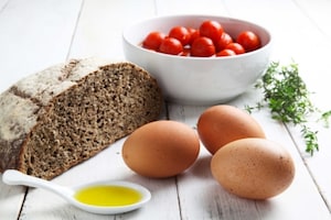 Preparazione Crostini con uova e pomodoro - Fase 1