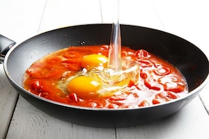 Preparazione Crostini con uova e pomodoro - Fase 1