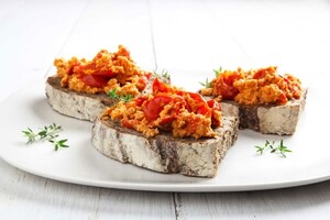 Preparazione Crostini con uova e pomodoro - Fase 3