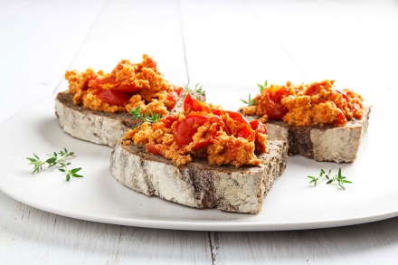 Preparazione Crostini con uova e pomodoro - Fase 3 Preparazione Crostini con uova e pomodoro - Fase 3