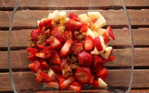 Preparazione Crumble di mele e fragole - Fase 1