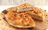 Focaccia ripiena con mortadella e formaggio