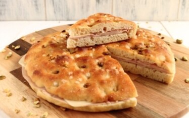 Focaccia ripiena con mortadella e formaggio