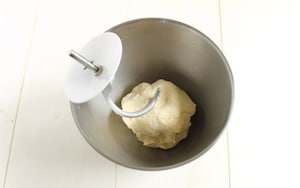 Preparazione Focaccia ripiena con mortadella e formaggio - Fase 2