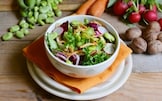 Insalata con noci, fave e ravanelli