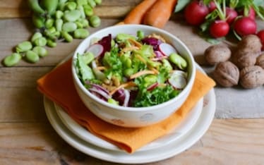 Insalata con noci, fave e ravanelli