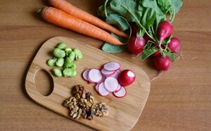 Preparazione Insalata con noci, fave e ravanelli - Fase 1