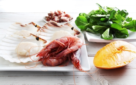 Preparazione Insalata di capesante, gamberoni e pancetta croccante - Fase 1 Preparazione Insalata di capesante, gamberoni e pancetta croccante - Fase 1