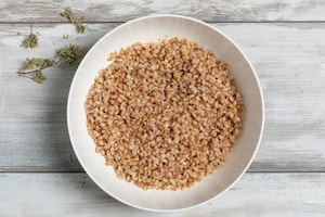 Preparazione Insalata di farro, pomodori, olive e pecorino - Fase 1