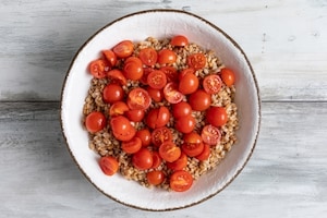 Preparazione Insalata di farro, pomodori, olive e pecorino - Fase 1