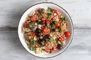 Preparazione Insalata di farro, pomodori, olive e pecorino - Fase 3