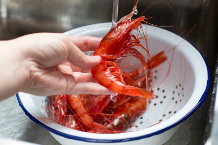 Preparazione Insalata esotica ai gamberi - Fase 1 Preparazione Insalata esotica ai gamberi - Fase 1