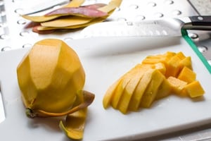 Preparazione Insalata esotica ai gamberi - Fase 2