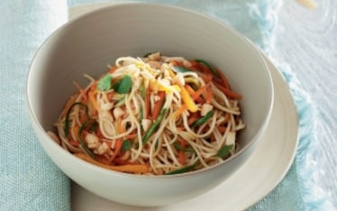 Noodles con verdurine estive saltate in padella