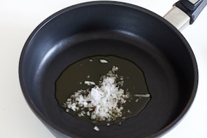 Preparazione Pasta panna, pancetta e piselli - Fase 1