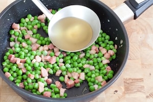 Preparazione Pasta panna, pancetta e piselli - Fase 2