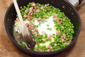 Preparazione Pasta panna, pancetta e piselli - Fase 3