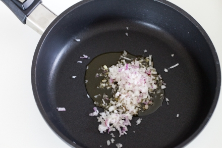 Preparazione Pennette alla vodka - Fase 1 Preparazione Pennette alla vodka - Fase 1