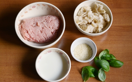 Preparazione Polpette al basilico - Fase 1 Preparazione Polpette al basilico - Fase 1