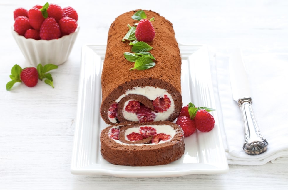 Rotolo al cacao ripieno di mascarpone, latte condensato e lamponi ricetta