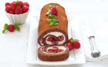 Rotolo al cacao ripieno di mascarpone, latte condensato e lamponi