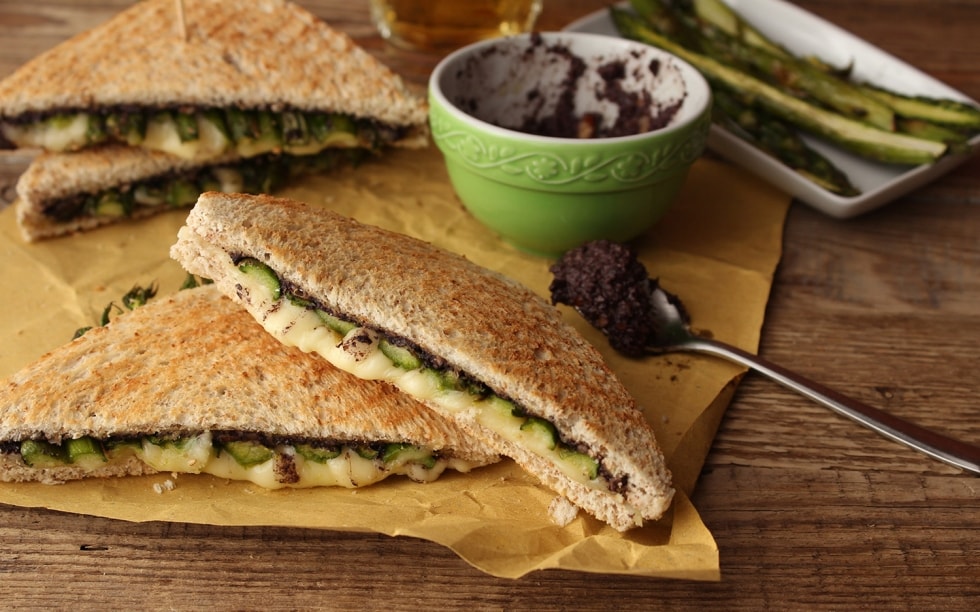 Sandwich con asparagi e crema di olive ricetta