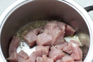 Preparazione Spezzatino di maiale con piselli - Fase 1