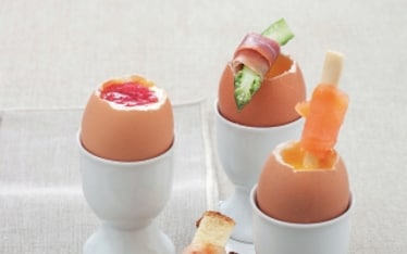 Uova alla coque guarnite