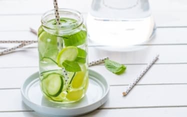 Acqua aromatizzata al limone, zenzero, cetriolo e menta