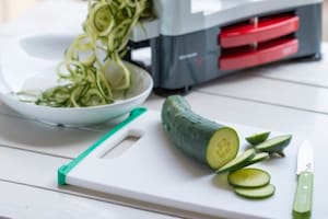 Preparazione Acqua aromatizzata al limone, zenzero, cetriolo e menta - Fase 1