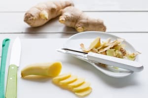 Preparazione Acqua aromatizzata al limone, zenzero, cetriolo e menta - Fase 1