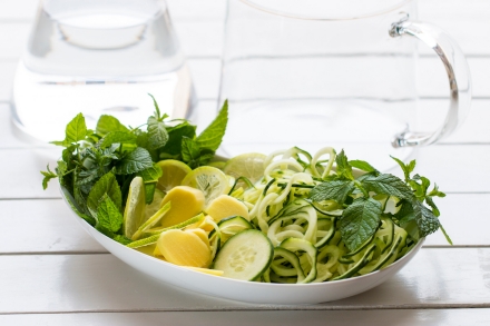 Preparazione Acqua aromatizzata al limone, zenzero, cetriolo e menta - Fase 2 Preparazione Acqua aromatizzata al limone, zenzero, cetriolo e menta - Fase 2