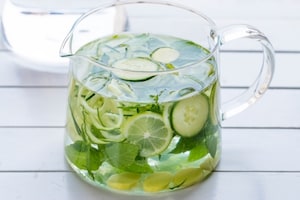 Preparazione Acqua aromatizzata al limone, zenzero, cetriolo e menta - Fase 2