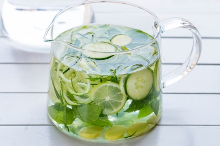 Preparazione Acqua aromatizzata al limone, zenzero, cetriolo e menta - Fase 2 Preparazione Acqua aromatizzata al limone, zenzero, cetriolo e menta - Fase 2