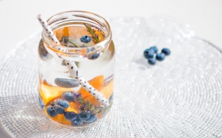 Acqua aromatizzata alle albicocche, mirtilli e lavanda Acqua aromatizzata alle albicocche, mirtilli e lavanda