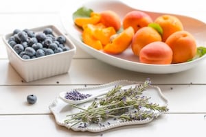 Preparazione Acqua aromatizzata alle albicocche, mirtilli e lavanda - Fase 1