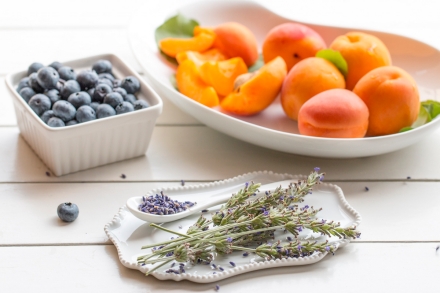Preparazione Acqua aromatizzata alle albicocche, mirtilli e lavanda - Fase 1 Preparazione Acqua aromatizzata alle albicocche, mirtilli e lavanda - Fase 1