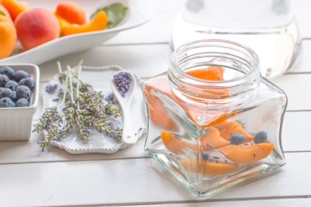 Preparazione Acqua aromatizzata alle albicocche, mirtilli e lavanda - Fase 1 Preparazione Acqua aromatizzata alle albicocche, mirtilli e lavanda - Fase 1