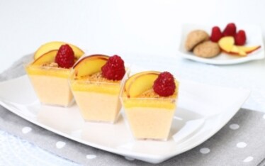 Bicchierini di pesche e amaretti