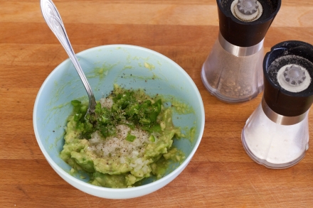 Preparazione Cialde di tortillas con insalata e guacamole - Fase 6 Preparazione Cialde di tortillas con insalata e guacamole - Fase 6