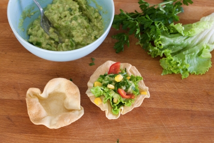 Preparazione Cialde di tortillas con insalata e guacamole - Fase 7 Preparazione Cialde di tortillas con insalata e guacamole - Fase 7