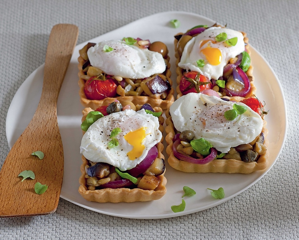 Crostatine con caponata e uovo in camicia  ricetta