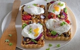 Crostatine con caponata e uovo in camicia 