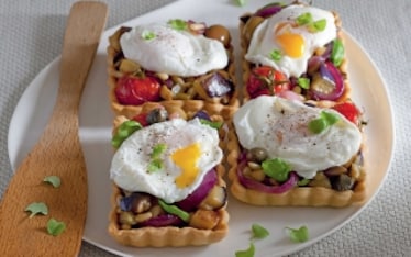 Crostatine con caponata e uovo in camicia 