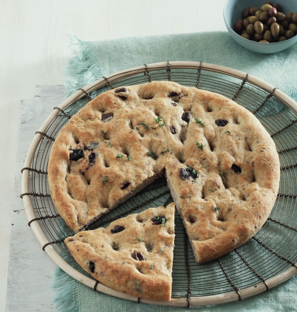 Focaccia multicereali con olive e timo ricetta