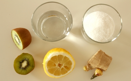 Preparazione Ghiaccioli allo zenzero con limone e kiwi - Fase 1 Preparazione Ghiaccioli allo zenzero con limone e kiwi - Fase 1