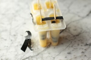 Preparazione Ghiaccioli Tequila Sunrise e mirtilli - Fase 4