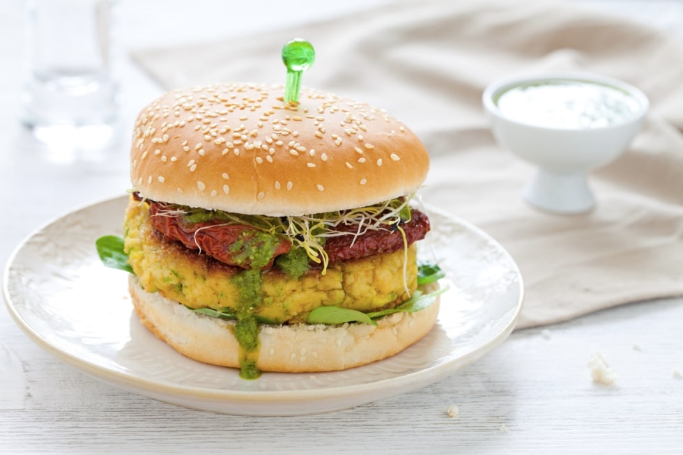 Hamburger vegetariano con zucchine, pomodori secchi e pesto ricetta