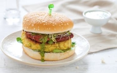 Hamburger vegetariano con zucchine, pomodori secchi e pesto