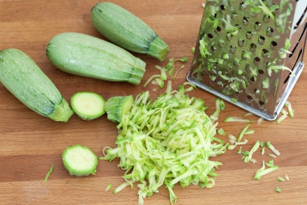 Preparazione Hamburger vegetariano con zucchine, pomodori secchi e pesto - Fase 1 Preparazione Hamburger vegetariano con zucchine, pomodori secchi e pesto - Fase 1